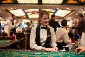 Dealer poker là gì? Kỹ năng cần có của một dealer giỏi 1 Dealer giỏi còn là người biết làm chủ cảm xúc và tương tác tốt trên bàn chơi